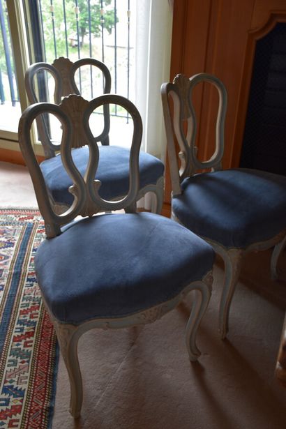 Six chaises de style Louis XV en bois laqué...