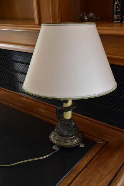 Pied de lampe figurant un dauphin

H. 32...