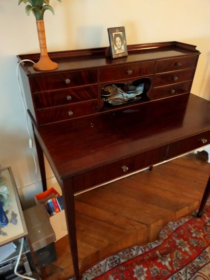 Bureau de dame à gradin de styel anglais

Haut....