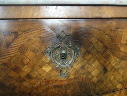 Commode en bois de placage ouvrant à deux...