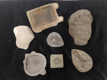 Lot de petits objets en pierre comprenant...