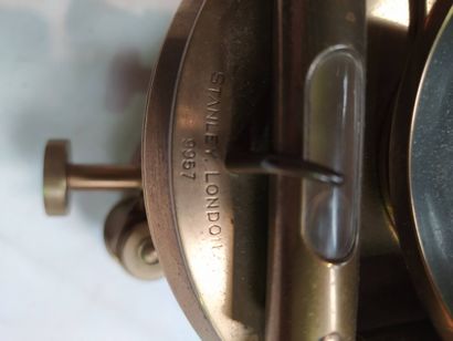 Théodolite en laiton orientable à niveaux

Maison...