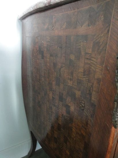 Commode en bois de placage ouvrant à deux...