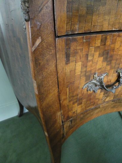 Commode en bois de placage ouvrant à deux...