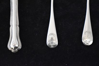 Lot de couverts de service en argent

Poids:...