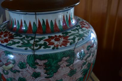 CHINE

Potiche en porcelaine de la famille...