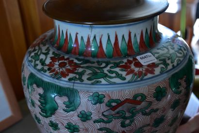 CHINE

Potiche en porcelaine de la famille...