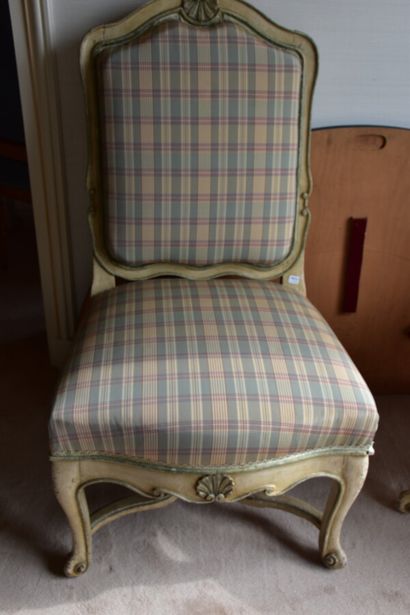 Paire de chaises en bois laqué crème, rechampi...