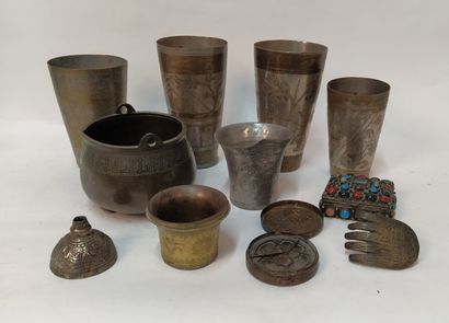 Lot de vases en dinanderie

Travail du M...