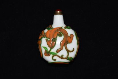 Tabatière en pâte de verre gravée de tigres

H....