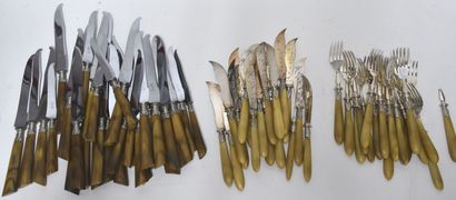 Lot de couverts en métal argenté : couteaux...
