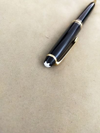 MONT BLANC MEISTERSTUCK 

Stylo roller laque...