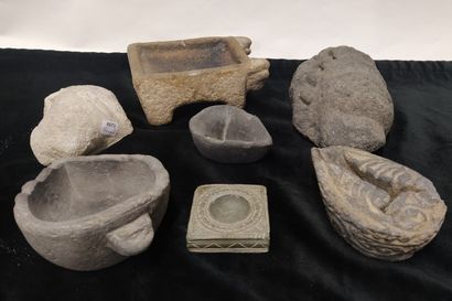 Lot de petits objets en pierre comprenant...