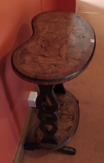 Table rognon en marqueterie, le plateau armorié...
