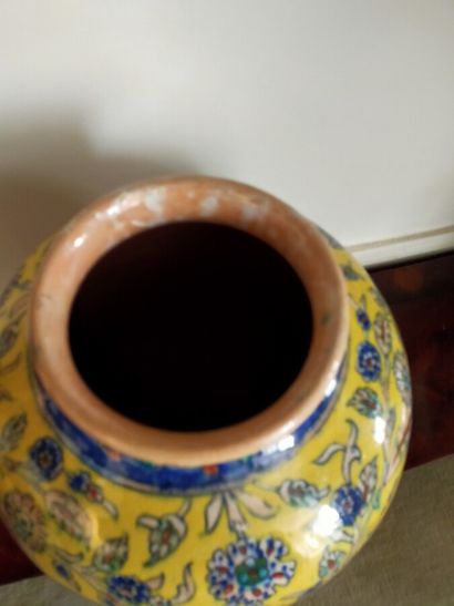 Vase en terre cuite émaillée à décor polychrome...