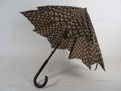 Louis VUITTON 

Parapluie homme en toile...