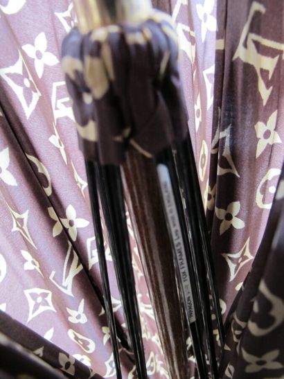 Louis VUITTON 

Parapluie homme en toile...