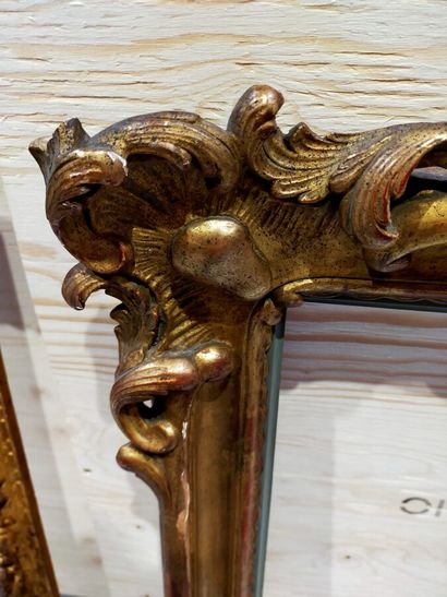 Deux cadres en bois doré sculpté (éclats,...