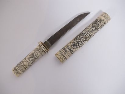 Tanto (petit katana) en os sculpté 

30 ...