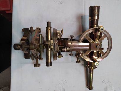 Théodolite en laiton orientable à niveaux

Maison...