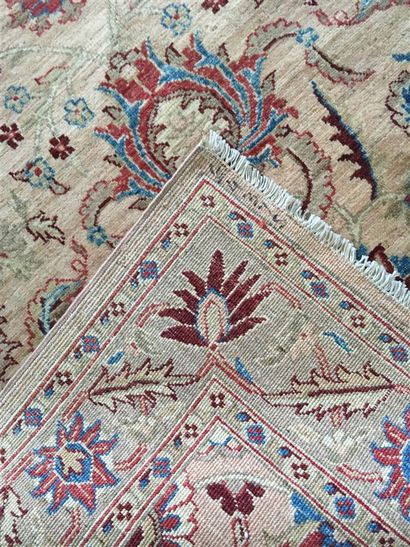 Tapis Tebriz, vers 1940

Haut. : 216 cm ;...