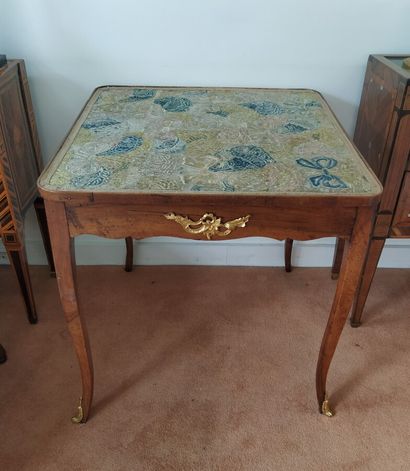 Petite table à jeu en noyer, pieds cambrés,...