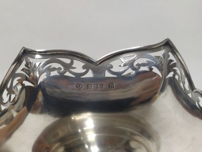 Lot en argent comprenant : 

- coupe à pied...