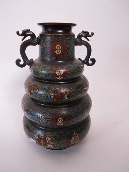 Vase et deux assiettes en cloisonné, Japon,...
