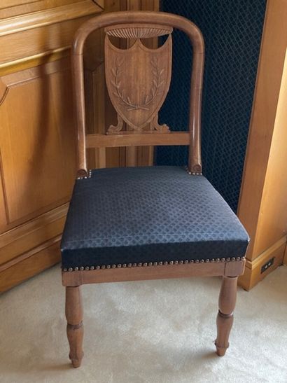 Chaise en bois naturel, dossier en écusson,...