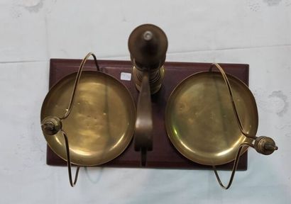 Grande balance

H. 64 cm

(manques)