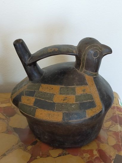 PEROU

Vase en forme d'oiseau

 en terre...