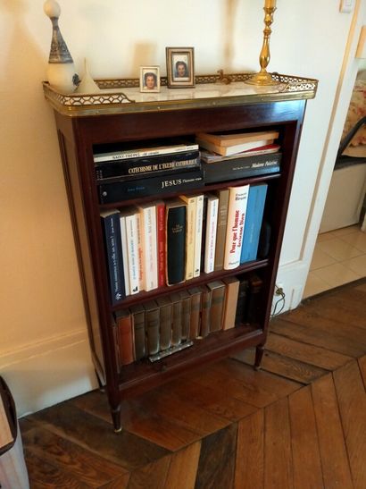 Etagère bibus dessus de marbre blanc

Style...