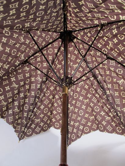 Louis VUITTON 

Parapluie homme en toile...