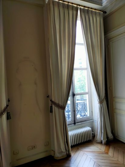 Deux paires de rideaux crème passementerie...