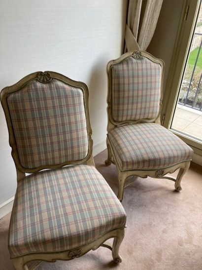 Paire de chaises en bois laqué crème, rechampi...