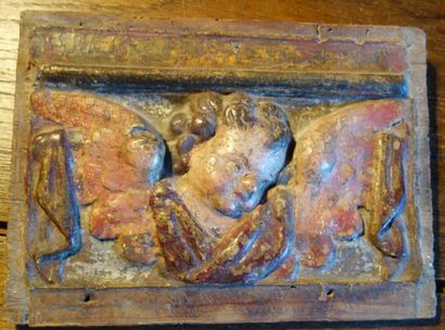 Petit panneau en résineux sculpté en bas-relief,...