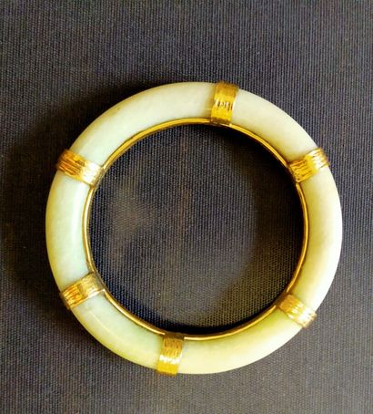 Bracelet en jade à monture en or

Poids brut:...