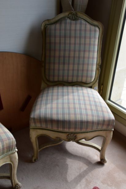 Paire de chaises en bois laqué crème, rechampi...