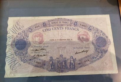 Six cadres avec des billets

On y joint un...