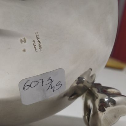 Coupe en métal argenté ornée de trois ou...