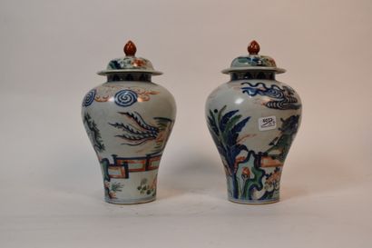 CHINE moderne

Paire de vases couverts en...