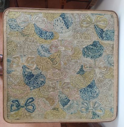 Petite table à jeu en noyer, pieds cambrés,...