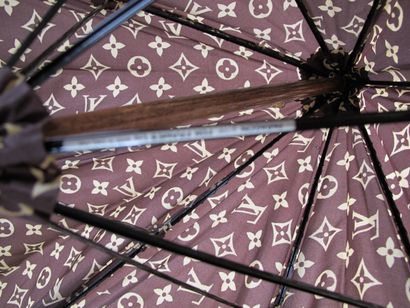 Louis VUITTON 

Parapluie homme en toile...