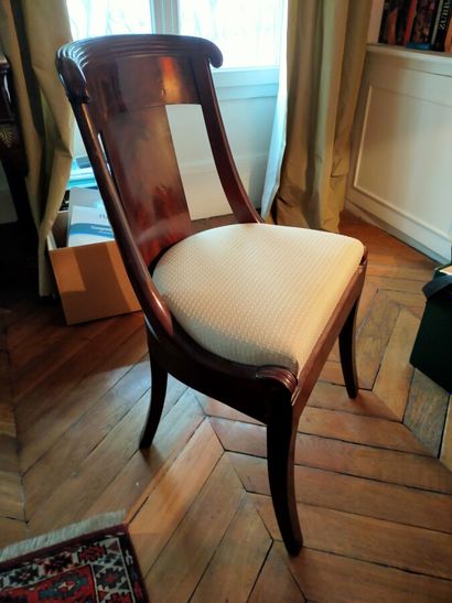 Trois chaises en acajou et placage d'acajou...