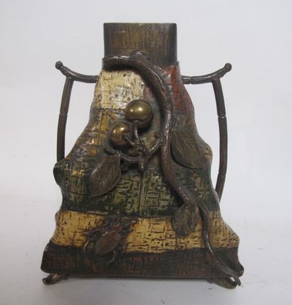 Vase en bronze à décor de choléoptères et...
