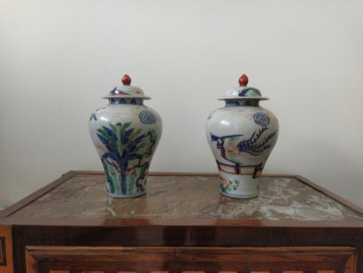 CHINE moderne

Paire de vases couverts en...