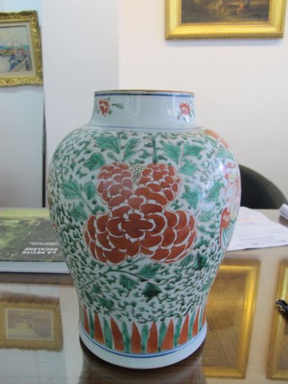 CHINE

Vase en porcelaine à décor polychrome...