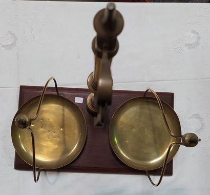 Grande balance

H. 64 cm

(manques)