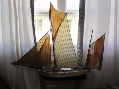 Maquette ancienne bateau avec socle en fer...