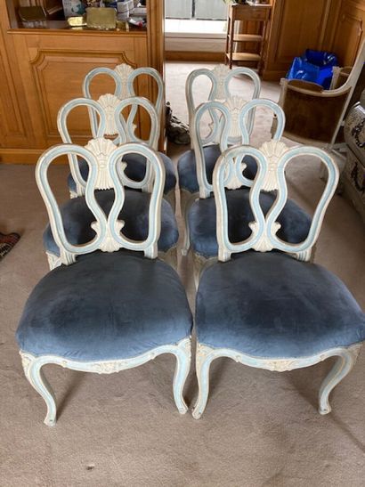 Six chaises de style Louis XV en bois laqué...